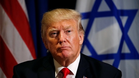 صحيفة إسرائيلية: ترامب يريد إبعاد الفلسطينيين عن قضيتهم الأساسية