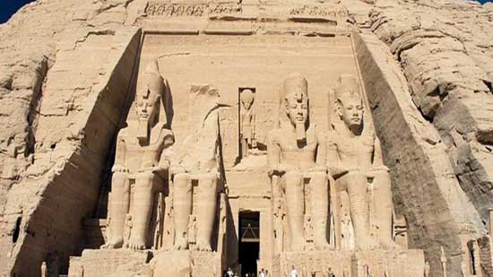 فاينانشال تايمز: السياحة تتعافى أخيرًا في مصر بفضل تحسن الوضع الأمني
