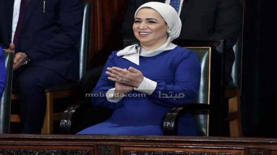 صور| قرينة الرئيس تدعم الصناعة المحلية بأزياء مصرية فى «حلف اليمين»