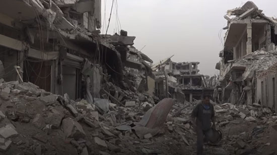 بالفيديو.. المدنيين في سوريا بين قصف التحالف الدولي وقنص 