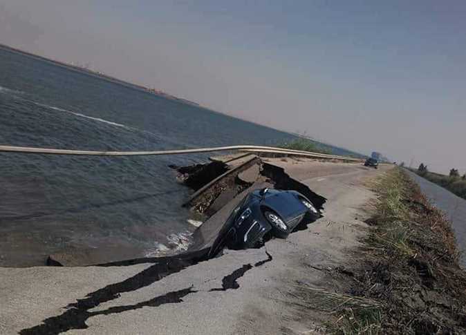 سقوط سيارة في حفرة إثر انهيار جزئي في طريق المرشدين الموازي لقناة السويس