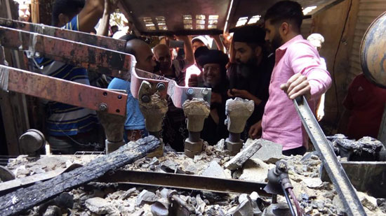 بالصور.. أسقف شبرا الخيمة يتفقد أعمال معالجة آثار حريق كنيسة القديس أبو مقار