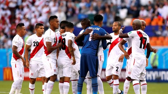بدء أحداث الشوط الأول في مباراة بيرو والدنمارك بكأس العالم