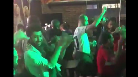 وصلة رقص لمشجعين مصريين وأجانب في روسيا على أنغام «لأ لأ» (فيديو)