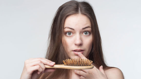 منها الوراثة والتسريحات.. 10 أسباب وراء تساقط الشعر