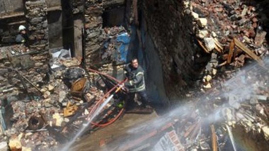 السيطرة على حريق بمصنع ملابس أسفل عقار من 7 طوابق بالدقهلية دون إصابات