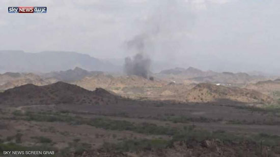  الحوثيون يفرون من مطار الحديدة.. ودخان يتصاعد من داخله