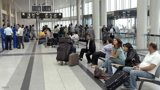 مسافرون ينتظرون في مطار رفيق الحريري الدولي في بيروت - أرشيف