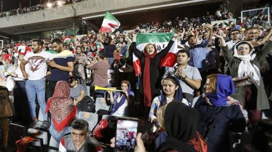 آلاف النساء والرجال الايرانيين حضروا في ستاد واحد معا للمرة الاولى مباراة لكرة القدم