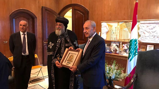 بالصور.. رئيس مجلس النواب اللبناني يستقبل البابا ويمنحه هدية