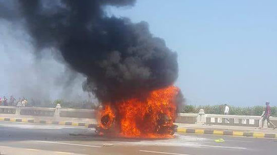 تفحم سيارة بعد حادث تصادم بطريق الكورنيش بالإسكندرية