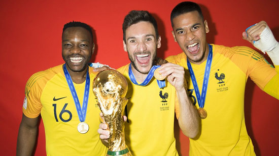 بالصور..لاعبو فرنسا يحتفلون بكأس العالم