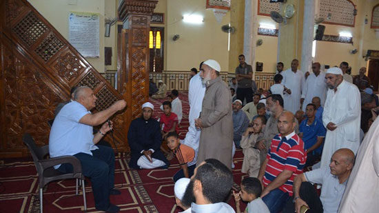 محافظ الوادي الجديد مع المواطنين بمسجد ناصر
