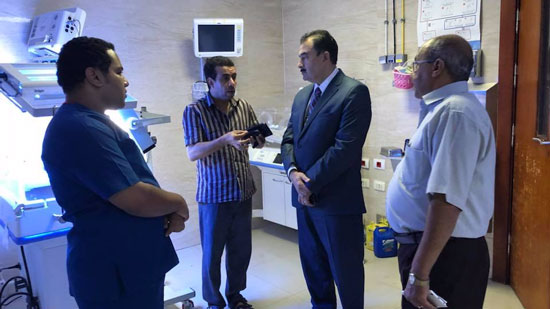 بالصور.. وكيل وزارة الصحة بالسويس يفاجئ مستشفى الصباح بالزيارة ليلا للوقوف على سير العمل