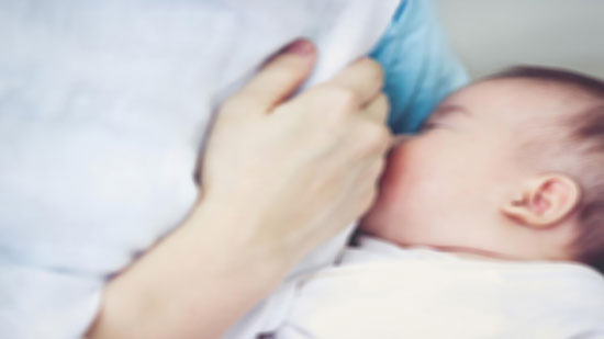 «اليونيسف»: «إرضاع الطفل في الدقائق الأولى عقب ولادته ينقذ حياته»