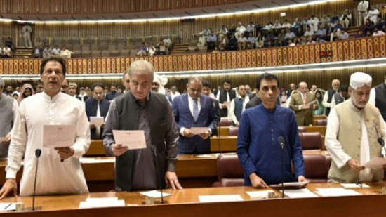 البرلمان ينتخب بطل الكريكت العالمي عمران خان رئيسا للوزراء