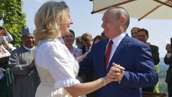  اهتمام واسع من الاعلام العالمي بزفاف وزير خارجية النمسا وبرقصتها مع الرئيس الروسي 