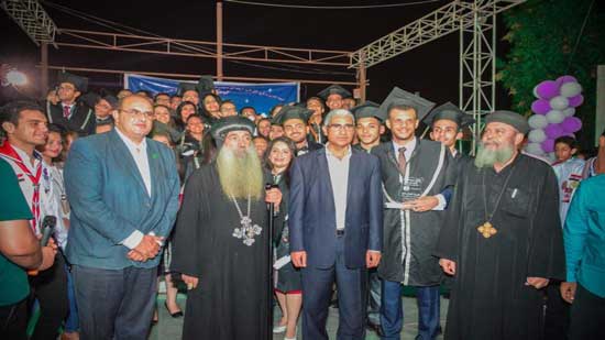  رئيس جامعة جنوب الوادي والأنبا كيرلس في حفل تكريم خريجي ايبارشية نجع حمادي