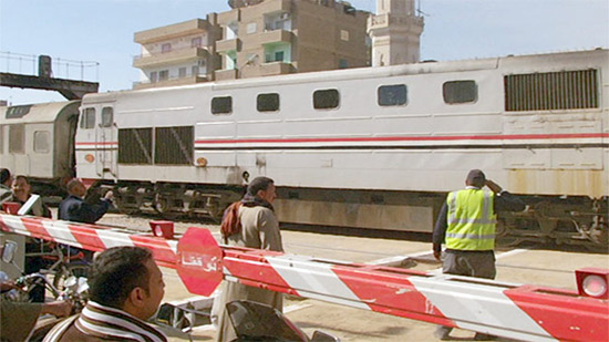السكة الحديد: سيارة ملاكي تقتحم مزلقان الملاحة بطنطا وتتسبب في تأخير قطارين