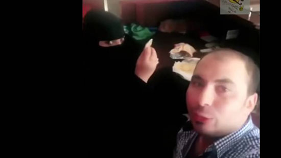 القبض على مصري بالسعودية بسبب تناوله الإفطار مع زميلته (فيديو)