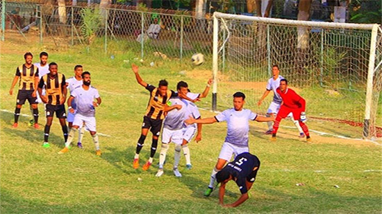 نوادر كأس مصر.. لاعب يسقط في العشب والحكم لا يلاحظه
