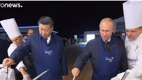 الزعيمان الروسى والصينى يستعرضان مهاراتهما فى الطهى.. شاهد
