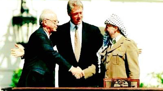  ياسر عرفات وإسحاق رابين يوافقان على اتفاقية أوسلو