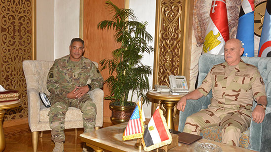 رئيس الأركان يجري مباحثات عسكرية مع مسئول أمريكي