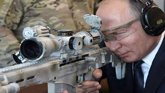  الرئيس الروسي يطلق النار من بندقية قنص جديدة من نوع كلاشنيكوف ميدان للرماية قرب موسكو