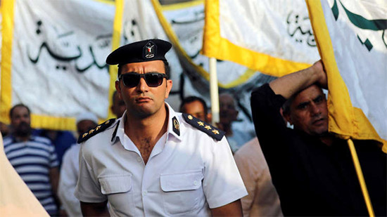 مصر تغلق ضريح الإمام الحسين وتدفع بقوات الأمن
