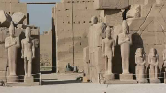 بريطانيا تسلم مصر قطعة آثرية مسروقة من معبد الكرنك