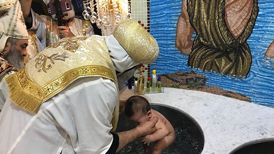 بالصور.. البابا يدشن كنيسة جديدة بنيوجيرسي ويعمد الأطفال