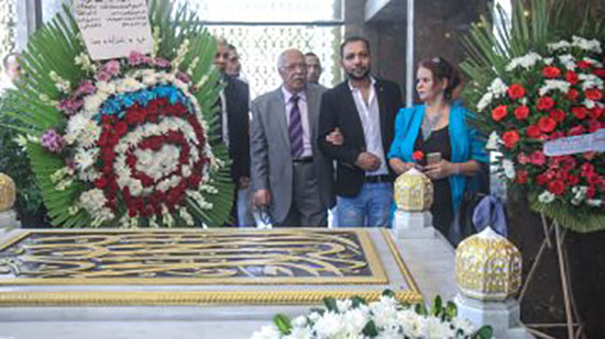 باقات من الزهور علي قبر عبد الناصر في ذكري رحيله 