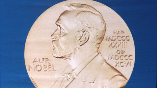  ميدالية جوائز نوبل تحمل رسما للعالم السويدي ألفرد نوبل 