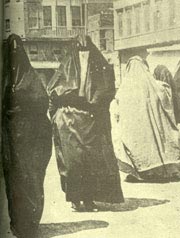 صورة نادرة التقطت في نهاية القرن التاسع عشر تؤرخ لأوضاع المرأة في ذلك الوقت