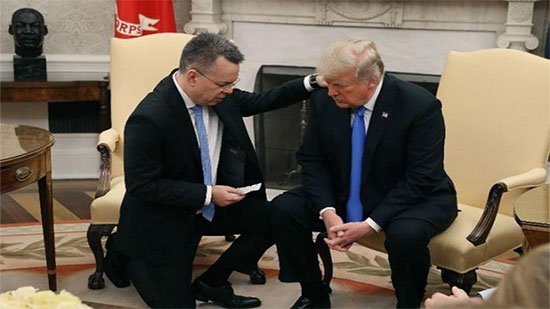 بعد الإفراج عنه في تركيا القس الامريكي أندرو برانسون يصلي من اجل ترامب 