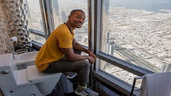 ويل سميث يمازح جمهوره من برج خليفة: أنا هنا في اعلي مرحاض في العالم 