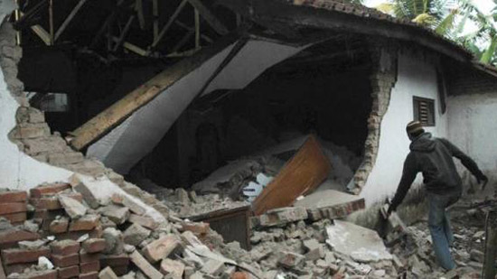 ارتفاع عدد ضحايا زلزال إندونيسيا إلى 2113 قتيلا