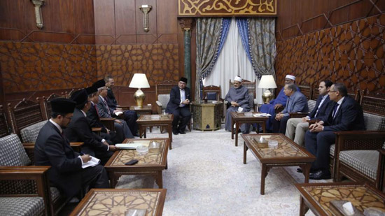 مبعوث رئيس الوزراء الماليزي يسلم شيخ الأزهر دعوة لزيارة بلاده