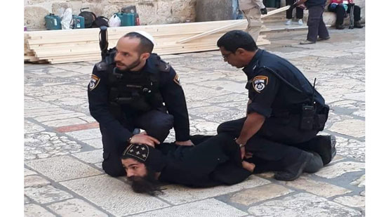 بالفيديو.. القوات الإسرائيلية تعتدي على راهب قبطي أمام دير السلطان