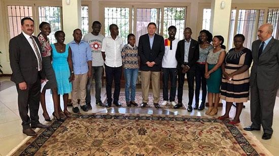 السفير المصري في أوغندا يلتقي عدد من الشباب المشاركين في منتدى شباب العالم