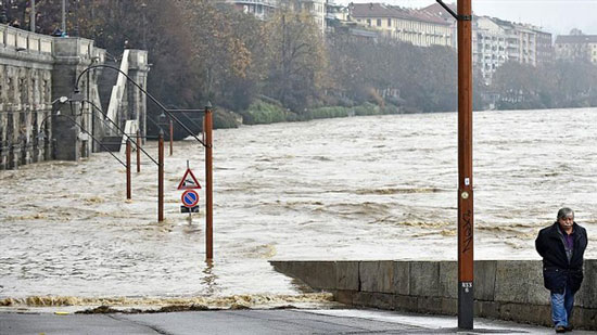 فيضانات شديدة وانهيارات أرضية تضرب إيطاليا (فيديو)
