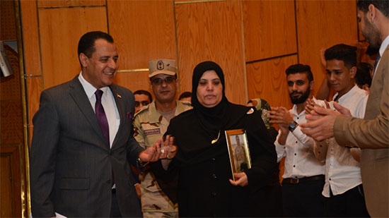 تكريم أسر شهداء سيناء وأبطال العمليات العسكرية في احتفال جامعة أسيوط بانتصارات أكتوبر