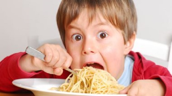 احذرى.. الأطعمة سريعة التحضير تسبب الحروق لطفلك
