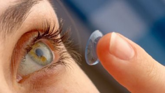 علماء يطورون عدسات لاصقة لعلاج قرنية العين
