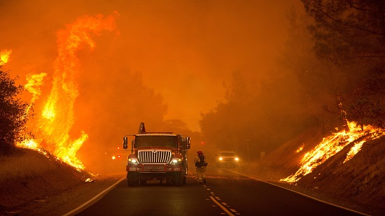 حريق هائل في كاليفورنيا.. والسلطات تجلي آلاف الأشخاص