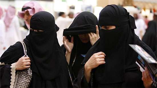 سعوديات ترتدين عباءات المملكة بالمقلوب 