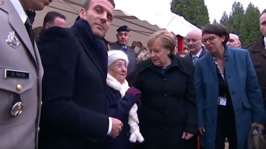  بالفيديو - سيدة فرنسية لانجيلا ميركل : أنت زوجة الرئيس الفرنسي ماكرون 