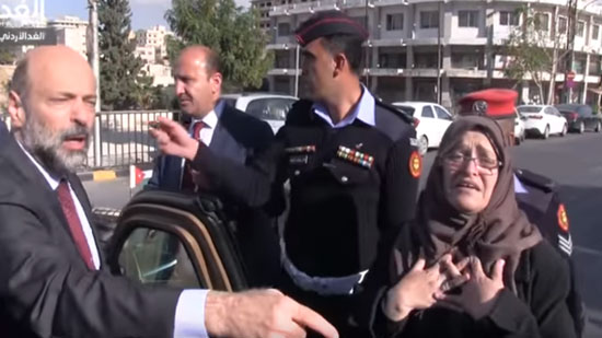  بالفيديو - سيدة تهاجم سيارة رئيس الوزراء الأردني 