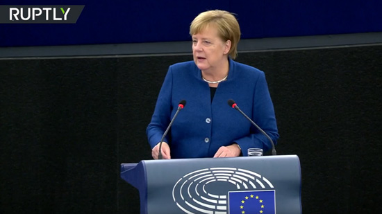  بالفيديو – سخرية أعضاء البرلمان الأوروبي من المستشارة الألمانية 